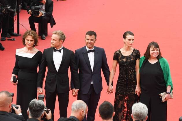 218053 Serge Arnal Starface 2017-05-26 Cannes France 70eme Festival International du Film de Cannes. Montee des Marches du film L amant Double . 70th International Cannes Film Festival. Red Carpet of L amant Double movie . DEGUN - PAOLI Spe Ozon, François; Bisset, Jacqueline; Renier, Jeremie; Boyer, Myriam; Vacth, Marine  Copyright: xSergexArnalx xStarfacex STAR_218053_016