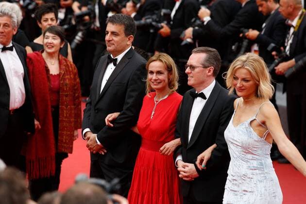 sandrine Bonnaire CINEMA : 70 eme Festival de Cannes - Tapis rouge - L amant double - 26 05 2017 LOICThebaud Panoramic 