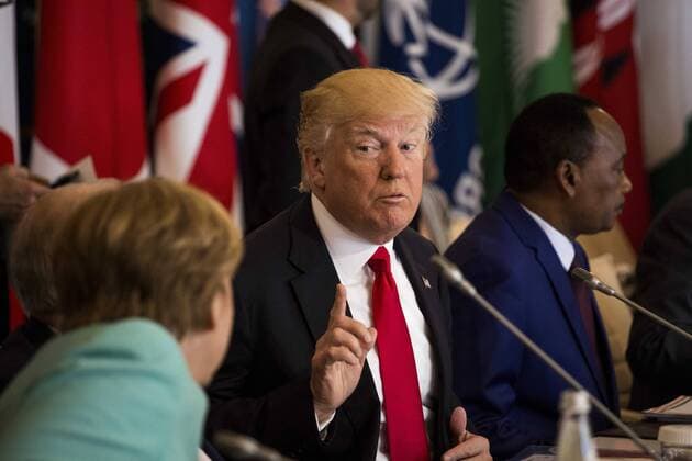 Bilder des Tages May 27, 2017 - Taormina, Sicily, Italy - U.S. President Donald Trump (R) gestures towards German Chancellor Angela Merkel (L) during the G7 Summit expanded session in Taormina, Sicily, on May 27, 2017. Taormina Italy  - ZUMAn230 28554661sp Copyright: xChristianxMinellix
