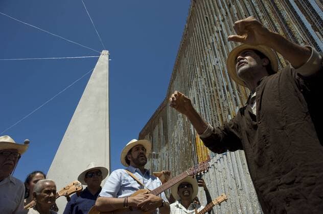 Bilder des Tages An event organizer talks at the U.S.-Mexico border fence during the 10th annual Fandango Fronterizo music event in Tijuana, Mexico, on May 27, 2017. The event featured musicians and dancers who play the traditional Mexican music called Son Jarocho who played simultaneously on both sides of the border fence. Several hundred people came out for the event. 10th annual Fandango Fronterizo music event in Tijuana !ACHTUNG: NUR REDAKTIONELLE NUTZUNG!  Copyright: xDavidxMaungx MEX71 20170528-636315353448307283
