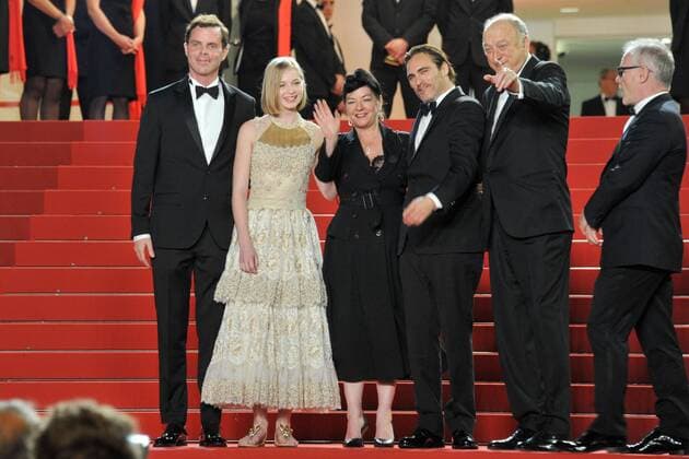 Alex Manette, Ekaterina Samsonov, director Lynne Ramsay, Joaquin Phoenix, John Doman and Thierry Fremaux attending the You Were Never Really Here premiere during the 70th Cannes Film Festival at the Palais des Festivals on May 27, 2017 in Cannes, France Foto:xL.xFontanax xFuturexImage