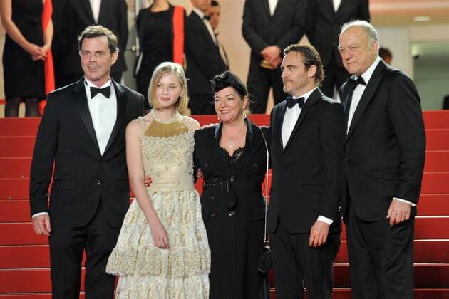 Alex Manette, Ekaterina Samsonov, director Lynne Ramsay, Joaquin Phoenix and John Doman attending the You Were Never Really Here premiere during the 70th Cannes Film Festival at the Palais des Festivals on May 27, 2017 in Cannes, France Foto:xL.xFontanax xFuturexImage