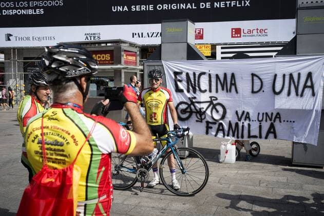 Cyclists take pictures of a banner that reads on a bike there is always a family as they take part in the protest march in Madrid, Spain, called by the Royal Spanish Cycling Federation and the Spanish Triathlon Federation, on 28 May 2017, to demand a new legislation and new security meassures to protect cyclists from new accidents and deaths on the road. Cyclists demand new security meassures !ACHTUNG: NUR REDAKTIONELLE NUTZUNG!  Copyright: xLucaxPiergiovannix 20170528-636315731473237306
