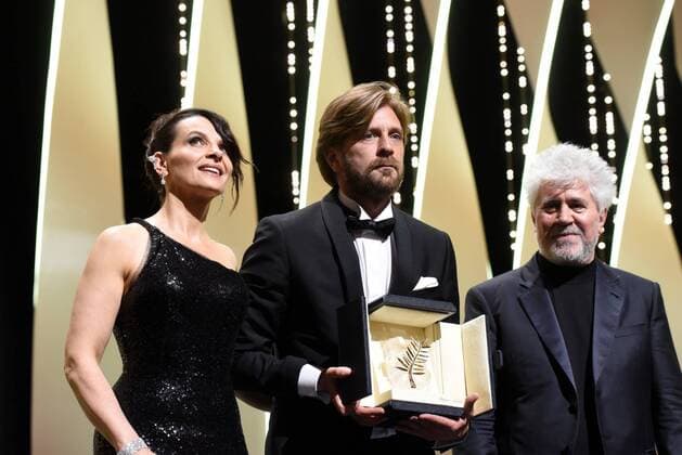 Ruben Ostlund, Juliette Binoche, Pedro Almodovar CINEMA : 70 eme Festival de Cannes - ceremonie de cloture - 28 05 2017 LOICThebaud Panoramic 