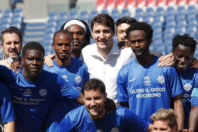Justin Trudeau posa con i ragazzi della squadra Justin Trudeau poses with the refugees of Liberi Nantes Roma 29 05 2017. Il primo Ministro Canadese partecipa alla manifestazione Open Goal , una partita amichevole tra la Fiorentina Women s Football Club e Liberi Nantes, una squadra composta da migranti e rifugiati . Rome May 29th 2017. Prime Minister of Canada participates to an event against racism at Olympic Stadium in Rome. The premier attended a friendly match between Fiorentina Women s Football Club and Liberi Nantes, composed by migrants and refugees. Foto Samantha Zucchi Insidefoto SamanthaxZucchi