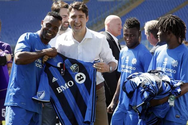 Justin Trudeau posa con i giocatori Justin Trudeau poses with the players Roma 29 05 2017. Il primo Ministro Canadese partecipa alla manifestazione Open Goal , una partita amichevole tra la Fiorentina Women s Football Club e Liberi Nantes, una squadra composta da migranti e rifugiati . Rome May 29th 2017. Prime Minister of Canada participates to an event against racism at Olympic Stadium in Rome. The premier attended a friendly match between Fiorentina Women s Football Club and Liberi Nantes, composed by migrants and refugees. Foto Samantha Zucchi Insidefoto SamanthaxZucchi