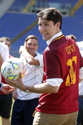 Bilder des Tages Justin Trudeau indossa una maglia numero 10 firmata da Francesco Totti Justin Trudeau wears a yellow-red t-shirt with the number 10 signed by FrancescoTotti Roma 29 05 2017. Il primo Ministro Canadese partecipa alla manifestazione Open Goal , una partita amichevole tra la Fiorentina Women s Football Club e Liberi Nantes, una squadra composta da migranti e rifugiati . Rome May 29th 2017. Prime Minister of Canada participates to an event against racism at Olympic Stadium in Rome. The premier attended a friendly match between Fiorentina Women s Football Club and Liberi Nantes, composed by migrants and refugees. Foto Samantha Zucchi Insidefoto SamanthaxZucchi
