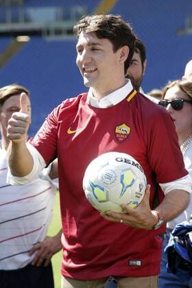 Justin Trudeau indossa una maglia numero 10 firmata da Francesco Totti Justin Trudeau wears a yellow-red t-shirt with the number 10 signed by FrancescoTotti Roma 29 05 2017. Il primo Ministro Canadese partecipa alla manifestazione Open Goal , una partita amichevole tra la Fiorentina Women s Football Club e Liberi Nantes, una squadra composta da migranti e rifugiati . Rome May 29th 2017. Prime Minister of Canada participates to an event against racism at Olympic Stadium in Rome. The premier attended a friendly match between Fiorentina Women s Football Club and Liberi Nantes, composed by migrants and refugees. Foto Samantha Zucchi Insidefoto SamanthaxZucchi