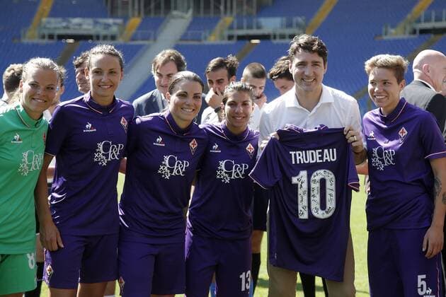 Justin Trudeau riceve dalla Fiorentina una maglia col suo nome Justin Trudeau shows a t-shirt with his name on Roma 29 05 2017. Il primo Ministro Canadese partecipa alla manifestazione Open Goal , una partita amichevole tra la Fiorentina Women s Football Club e Liberi Nantes, una squadra composta da migranti e rifugiati . Rome May 29th 2017. Prime Minister of Canada participates to an event against racism at Olympic Stadium in Rome. The premier attended a friendly match between Fiorentina Women s Football Club and Liberi Nantes, composed by migrants and refugees. Foto Samantha Zucchi Insidefoto SamanthaxZucchi
