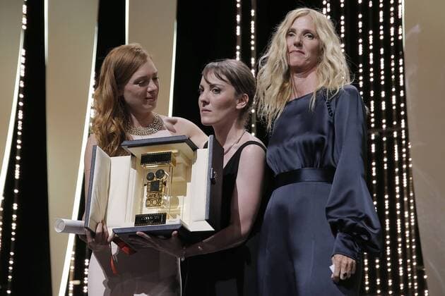 70eme Festival du Film de Cannes - Ceremonie de cloture. Photo: Laurent Guerin E Press Photo Sandrine Kiberlain;Léonor Serraille Cannes France  521781