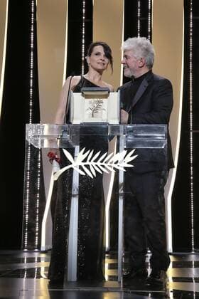 70eme Festival du Film de Cannes - Ceremonie de cloture. Photo: Laurent Guerin E Press Photo Juliette Binoche;Pedro Almodovar Cannes France  521781