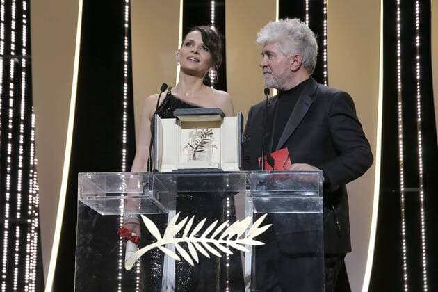 70eme Festival du Film de Cannes - Ceremonie de cloture. Photo: Laurent Guerin E Press Photo Juliette Binoche;Pedro Almodovar Cannes France  521781