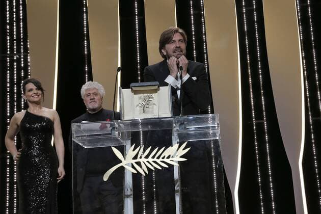 70eme Festival du Film de Cannes - Ceremonie de cloture. Photo: Laurent Guerin E Press Photo Juliette Binoche;Pedro Almodovar;Ruben Ostlund Cannes France  521781