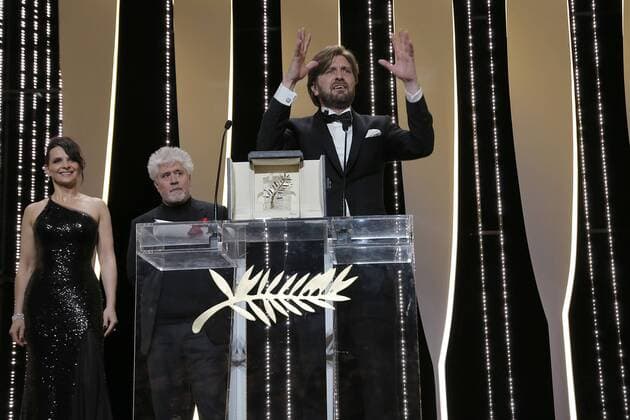 70eme Festival du Film de Cannes - Ceremonie de cloture. Photo: Laurent Guerin E Press Photo Juliette Binoche;Pedro Almodovar;Ruben Ostlund Cannes France  521781