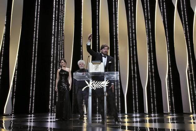 70eme Festival du Film de Cannes - Ceremonie de cloture. Photo: Laurent Guerin E Press Photo Juliette Binoche;Pedro Almodovar;Ruben Ostlund Cannes France  521781