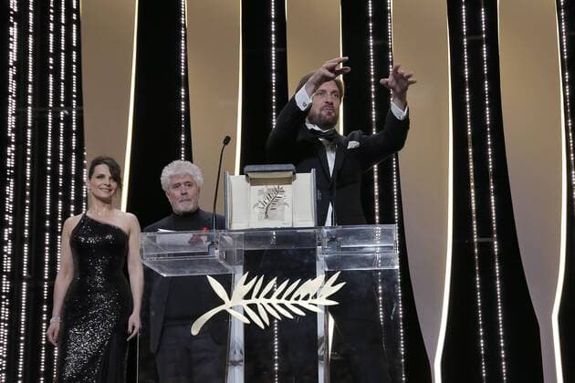 70eme Festival du Film de Cannes - Ceremonie de cloture. Photo: Laurent Guerin E Press Photo Juliette Binoche;Pedro Almodovar;Ruben Ostlund Cannes France  521781