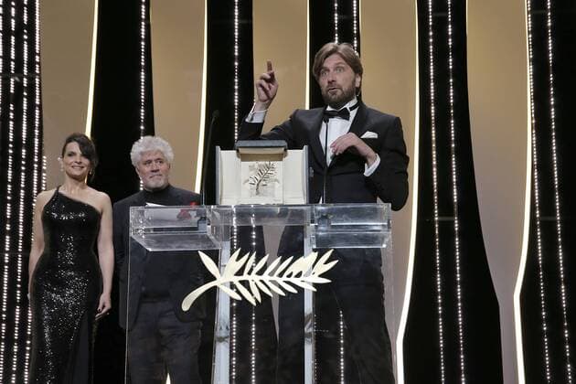 70eme Festival du Film de Cannes - Ceremonie de cloture. Photo: Laurent Guerin E Press Photo Juliette Binoche;Pedro Almodovar;Ruben Ostlund Cannes France  521781