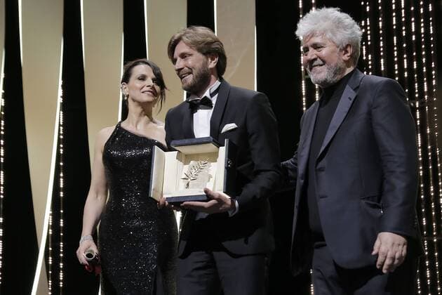 70eme Festival du Film de Cannes - Ceremonie de cloture. Photo: Laurent Guerin E Press Photo Juliette Binoche;Pedro Almodovar;Ruben Ostlund Cannes France  521781