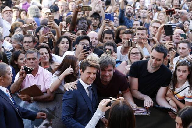US actor Tom Cruise (C) poses for the fans during the photocall of his last film The Mummy in Madrid, Spain on 29 May 2017. US ACTOR TOM CRUISE PRESENTS THE MUMMY !ACHTUNG: NUR REDAKTIONELLE NUTZUNG!  Copyright: xChemaxMoyax 20170529-636316867331594678