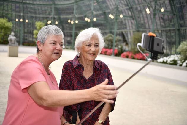Bilder des Tages A fan takes a selfie picture with Queen Paola of Belgium (R) at a ceremony for the Queen Paola Award 2015-2016 (Koningin Paolaprijs - Prix Reine Paola) for education, at the royal castle in Laken Laeken, Brussels, Wednesday 31 May 2017. This year s themes are sciences, mathematics and technology.  ERICxLALMAND 05106913