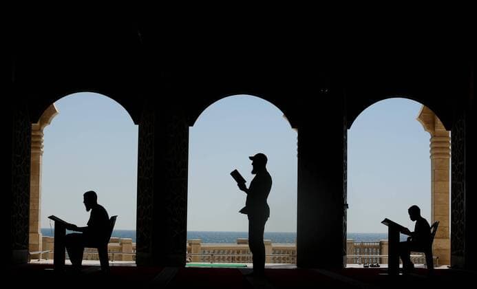 Bilder des Tages May 31, 2017 - Gaza City, Gaza Strip, Palestinian Territory - Palestinians read a copy of the Koran, Islam s holiest book, on the Muslim holy fasting month of Ramadan at al-Khaldi mosque in Gaza city on May 31, 2017. Ramadan is sacred to Muslims because it is during that month that tradition says the Koran was revealed to the Prophet Mohammed. The fast is one of the five main religious obligations under Islam. More than 1.5 billion Muslims around the world will mark the month, during which believers abstain from eating, drinking, smoking and having sex from dawn until sunset Gaza City Palestinian Territory - ZUMAap3_ 20170531_zaf_ap3_100 Copyright: xAshrafxAmrax
