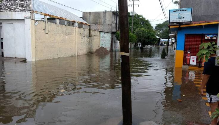 June 1, 2017 - Mexico - EUM20170601NAC56.JPG.JUCHITÃN, Oax.- Rains Lluvias-Oaxaca.- La tormenta tropical Beatriz causo este jueves los primeros danos en la red carretera de la Costa oaxaquena, derrumbes de cerros, desbordamiento de arroyos y el cierre de varios tramos de vias de comunicacion, asi como la suspension de clases. 1 de junio 2017. Foto: Agencia EL UNIVERSAL RCC. Mexico  - ZUMAu78_ 20170601_zaf_u78_099 Copyright: xRoseliaxChacax