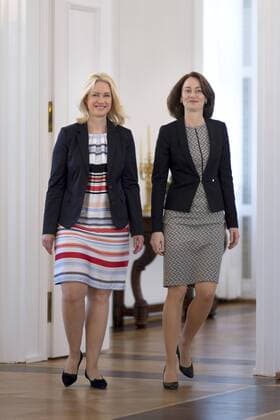 Bilder des Tages Barley, Schwesig DEU, Deutschland, Germany, Berlin, 02.06.2017 Manuela Schwesig, zukuenftige Ministerpraesidentin in Mecklenburg-Vorpommern, und Katarina Barley, neue Bundesministrin der Familie und bisherige Generalsekretaerin der SPD (v.l.n.r.), bei der Aushaendigung der Entlassungsurkunde und der Uebergabe der Ernennungsurkunde im Schloss Bellevue in Berlin. Manuela Schwesig, future State Premier of the German state of Mecklenburg-Vorpommern and former Federal minister of the Family, and Katarina Barley, new Federal minister of the Family and former SPD secretary general (f.l.t.r.) during a dismissal and appointment ceremony at Schloss Bellevue palace in Berlin, Germany. A cabinet shift was necessary