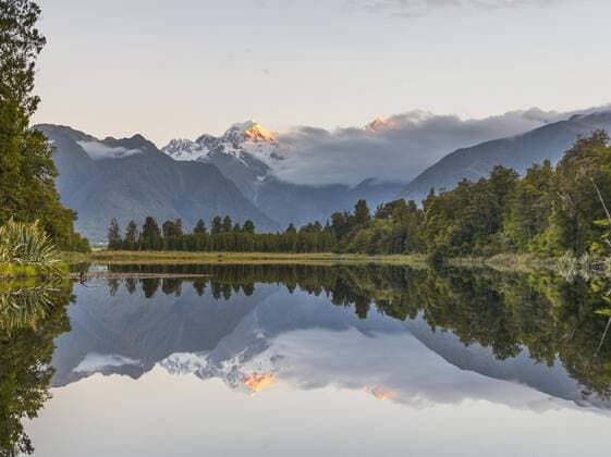IMAGO Nature: Unsere Erde, Naturschutz, Naturschutzgebiete in Ozeanien Sonnenuntergang, Mirror Island, Mt. Tasman und Mt. Cook, Spiegelung im Lake Matheson, Mount-Cook-Nationalpark, Westland Nationalpark, Neuseeländische Alpen, Südinsel, Neuseeland, Ozeanien Copyright: imageBROKER/MoritzxWolf ibxmmw04527282.jpg