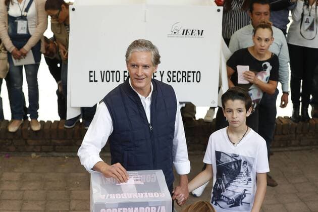 June 4, 2017 - Mexico - EUM20170604NAC13.JPG.HUIXQUILUCAN, Mex., Elections Elecciones Edomex.- El candidato del Partido Revolucionario Institucional al gobierno del Estado de Mexico, Alfredo del Mazo, vota la manana de este domingo 4 de junio de 2017. Foto: Agencia EL UNIVERSAL Luis Cortes RDB. Mexico  - ZUMAu78_ 20170604_zaf_u78_012 Copyright: xLuisxCortesx