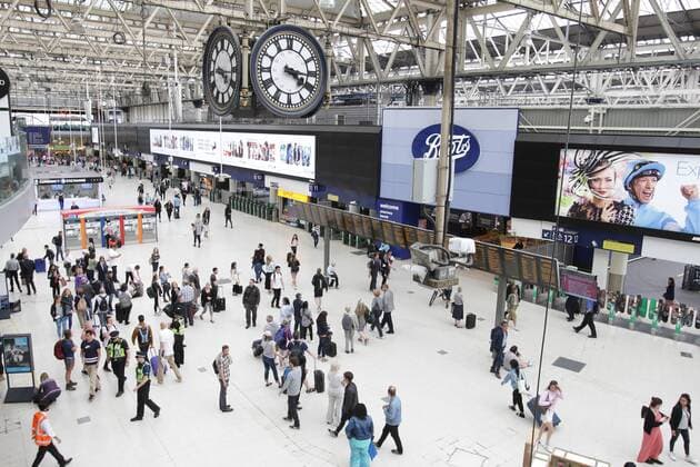 Scena London after the terror attack - People are seen on the Waterloo central station on June 4, 2017 in London, England. Police patrol the points of large crowds of people in the city after Last night terrorist attacks on London Bridge and Borough Market where 7 people were killed and at least 48 injured last night. Three attackers were shot dead by armed police. Imago Paulo Amorim