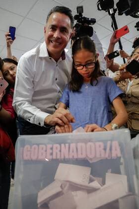 June 4, 2017 - Mexico - EUM20170604NAC24.JPG.SALTILLO, Coah., Elections Elecciones Coahuila.- El candidato de la Alianza Ciudadana, el panista Guillermo Anaya Llamas, emite su sufragio este domingo 4 de junio de 2017. Anaya Llamas rechazo ser el responsable del boicot a los telefonos celulares de su adversario, el priista Miguel Ãngel Riquelme. Foto: Agencia EL UNIVERSAL Ivan Stephens RBD. Mexico  - ZUMAu78_ 20170604_zaf_u78_025 Copyright: xIvanxStephensx
