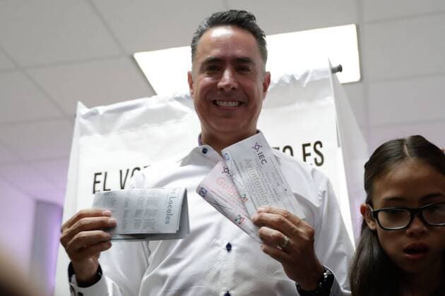 June 4, 2017 - Mexico - EUM20170604NAC23.JPG.SALTILLO, Coah., Elections Elecciones Coahuila.- El candidato de la Alianza Ciudadana, el panista Guillermo Anaya Llamas, emite su sufragio este domingo 4 de junio de 2017. Anaya Llamas rechazo ser el responsable del boicot a los telefonos celulares de su adversario, el priista Miguel Ãngel Riquelme. Foto: Agencia EL UNIVERSAL Ivan Stephens RBD. Mexico  - ZUMAu78_ 20170604_zaf_u78_026 Copyright: xIvanxStephensx