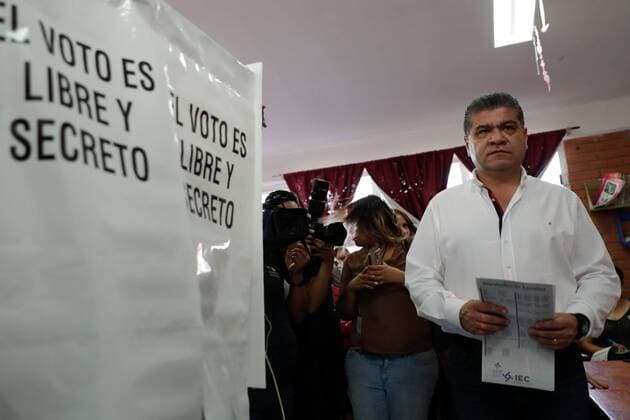 June 4, 2017 - Mexico - EUM20170604NAC27.JPG.TORREON, Coah., Elections Elecciones Coahuila.- El candidato de la alianza por un Coahuila Seguro a la gubernatura de Coahuila, el priista Miguel Ãngel Riquelme, vota este domingo 4 de junio de 2017. El aspirante denuncio que desde esta manana el Partido Accion Nacional (PAN) le saboteo su telefono celular para complicarle el desarrollo de la jornada electoral. Foto: Agencia EL UNIVERSAL Ivan Stephens RDB. Mexico  - ZUMAu78_ 20170604_zaf_u78_029 Copyright: xIvanxStephensx