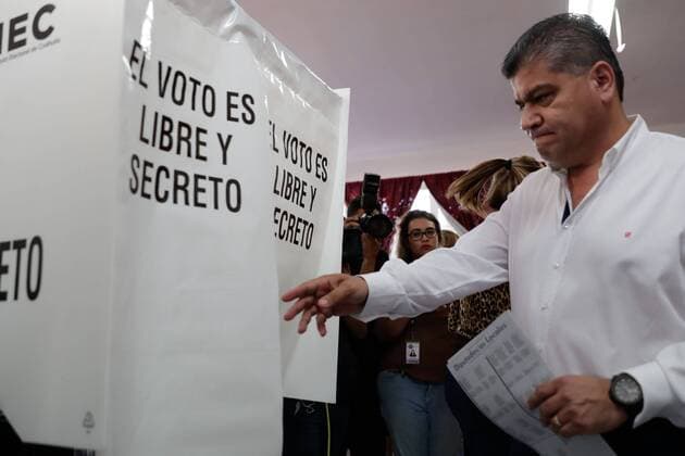 June 4, 2017 - Mexico - EUM20170604NAC28.JPG.TORREON, Coah., Elections Elecciones Coahuila.- El candidato de la alianza por un Coahuila Seguro a la gubernatura de Coahuila, el priista Miguel Ãngel Riquelme, vota este domingo 4 de junio de 2017. El aspirante denuncio que desde esta manana el Partido Accion Nacional (PAN) le saboteo su telefono celular para complicarle el desarrollo de la jornada electoral. Foto: Agencia EL UNIVERSAL Ivan Stephens RDB. Mexico  - ZUMAu78_ 20170604_zaf_u78_030 Copyright: xIvanxStephensx