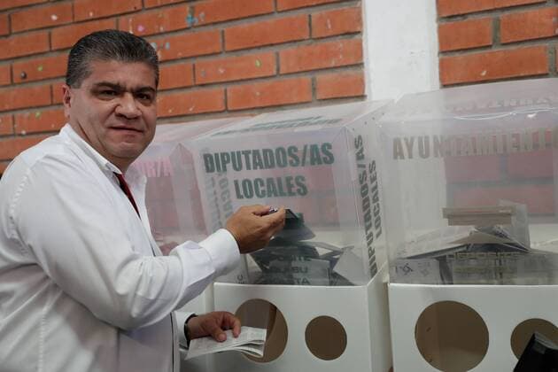 June 4, 2017 - Mexico - EUM20170604NAC29.JPG.TORREON, Coah., Elections Elecciones Coahuila.- El candidato de la alianza por un Coahuila Seguro a la gubernatura de Coahuila, el priista Miguel Ãngel Riquelme, vota este domingo 4 de junio de 2017. El aspirante denuncio que desde esta manana el Partido Accion Nacional (PAN) le saboteo su telefono celular para complicarle el desarrollo de la jornada electoral. Foto: Agencia EL UNIVERSAL Ivan Stephens RDB. Mexico  - ZUMAu78_ 20170604_zaf_u78_032 Copyright: xIvanxStephensx