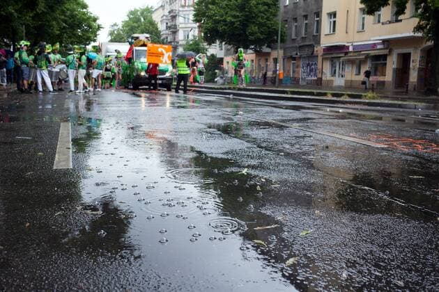 - Karneval der Kulturen Berlin, 2017 - 04 06 2017 - Germany Berlin Berlin - Berlin s Carnival of Cultures presenting and celebrating the city s cultural diversity - despite the weather.  SimonxBeckerx xLexPictorium LePictorium_0160473