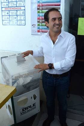 June 4, 2017 - Mexico - EUM20170604NAC36.JPG.VERACRUZ, Ver., Elections Elecciones El candidato de la alianza PRD-PAN para la alcaldia de Veracruz, Fernando Yunes Marquez, realiza su voto este 4 de junio de 2017. Foto: Agencia EL UNIVERSAL AFBV Mexico  - ZUMAu78_ 20170604_zaf_u78_040 Copyright: xPatriciaxMoralesx