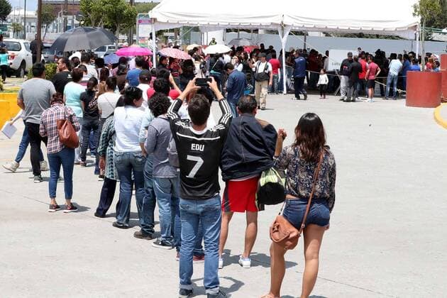 June 4, 2017 - Mexico - EUM20170604NAC46.JPG.TOLUCA, Mex., Elections Elecciones-Edomex.- Aspectos de las votaciones para gobernador en el Estado de Mexico, este domingo 4 de junio 2017, en la casilla especial de Toluca, la cual solo tenia 750 boletas, por lo que la gente pedia votar; la Policia Municipal arribo al lugar para resguardar la seguridad. Foto: Agencia EL UNIVERSAL AFBV. Mexico  - ZUMAu78_ 20170604_zaf_u78_059 Copyright: xJorgexSerratosx