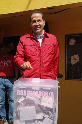 June 4, 2017 - Mexico - EUM20170604NAC47.JPG .ECATEPEC, Mex., Elections Elecciones-Edomex.- El actual gobernador del Estado de Mexico, Eruviel Ãvila Villegas, emitio su voto en Ciudad Azteca, durante las votaciones de este de 4 de junio de 2017, en las que se elegira a su sucesor en el cargo. Foto: Agencia EL UNIVERSAL German Espinosa AFBV Mexico  - ZUMAu78_ 20170604_zaf_u78_066 Copyright: xGermanxEluniversalx
