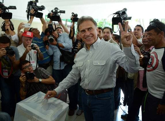June 4, 2017 - Mexico - EUM20170604NAC49.JPG.VERACRUZ, Ver.- Election Elecciones-Veracruz.- El gobernador de Veracruz, Miguel Ãngel Yunes Linares, acude a votar en la jornada electoral del 4 de junio de 2017, donde se elegiran los 212 alcaldes de este estado. Foto: Agencia EL UNIVERSAL RCC. Mexico  - ZUMAu78_ 20170604_zaf_u78_069 Copyright: xPatriciaxMoralesx
