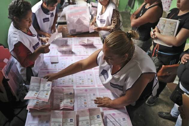 June 4, 2017 - Mexico - EUM20170604NAC68.JPG.TOLUCA, Mex.- Election Elecciones-Edomex.- Aspecto del conteo de votos en una de las casillas de esta capital mexiquense, en la jornada electoral que se llevo este domingo 4 de junio de 2017 para elegir gobernador del Estado de Mexico. Foto: Agencia EL UNIVERSAL RCC. Mexico  - ZUMAu78_ 20170604_zaf_u78_115 Copyright: xCristopherxRogelxBlanquetx