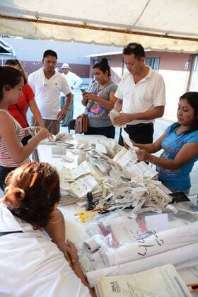 June 4, 2017 - Mexico - EUM20170604NAC83.JPG.VERACRUZ, Ver., Elections Elecciones-Veracruz Cierre Casillas.- Cierre de cacillas en esta entidad y conteo de votos para la eleccion de alcaldias municipales, el 4 de junio de 2017. Foto: Agencia EL UNIVERSAL EVZ. Mexico  - ZUMAu78_ 20170604_zaf_u78_136 Copyright: xPatriciaxMoralesx