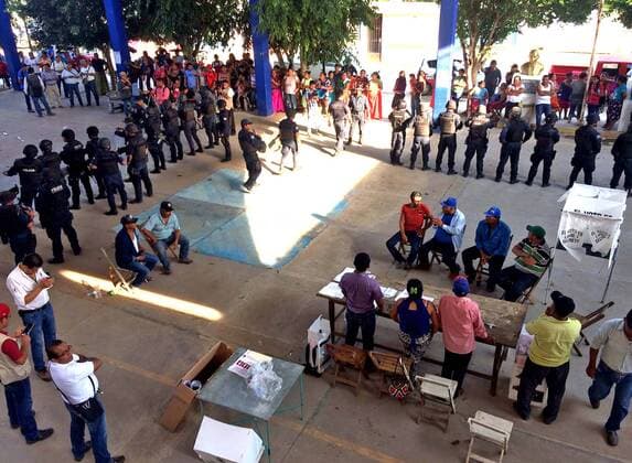 June 4, 2017 - Mexico - EUM20170604POL15.JPG.JUCHITÃN, Oax.- Election Elecciones-Oaxaca.- Alrededor de 500 elementos de la Secretaria de Seguridad Publica y del Ejercito resguardaron la eleccion extraordinaria del municipio de Santa Maria Xadani, Oaxaca, llevada a cabo este domingo 4 de junio de 2017. Foto: Agencia EL UNIVERSAL RCC. Mexico  - ZUMAu78_ 20170604_zaf_u78_174 Copyright: xRoseliaxChaca xCorresponsalx