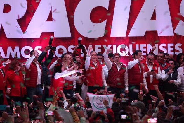 Candidate of the Institutional Revolutionary Party (PRI) to the government of the State of Mexico, Alfredo del Mazo (C), celebrates during a rally to announce himself as winner of the elections for the government of the State of Mexico, in Toluca, Mexico, on 4 June 2017. The governing Institutional Revolutionary Party (PRI) and the leftist National Regeneration Movement (Morena) today declared themselves winners in the gubernatorial elections of the State of Mexico from exit surveys. Parties PRI and Morena declared themselves winners in the gubernatorial elections of the State of Mexico !ACHTUNG: NUR REDAKTIONELLE NUTZUNG!  Copyright: xSáshenkaxGutiérrezx MEX70 20170605-636322432200219335