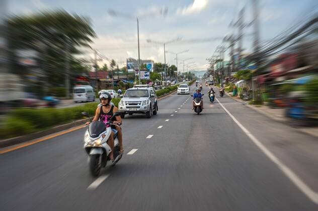  Straße mit Motorrollern, Phuket, Thailand, Asien Copyright: imageBROKER/ManfredxBail iblabc04526137.jpg