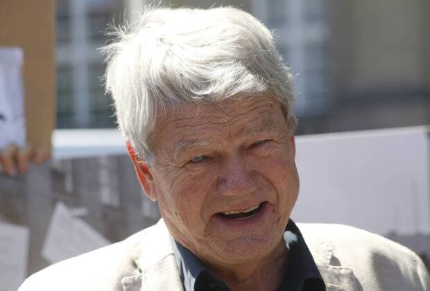 Berlin - Schöneberg, 2. Juni 2017 Erinnerungsveranstaltung an den Studenten Benno Ohnesorg, der vor 50 Jahren am 2. Juni 1967 von einem Polizisten erschossen wurde. Erinnerung an den 50. Jahrestag der Demonstrationen gegen den Schah-Besuch in Berlin vor dem Rathaus Schöneberg. Am 2. Juni jährt sich zum 50. Mal der Staatsbesuch des persischen Schahs Reza Pahlavi und seiner Frau Farah Pahlavi in Berlin. Zu diesem Anlass versammelten sich 1967 hunderte Berliner innen vor dem Rathaus Schöneberg, neben der Senatsverwaltung für Justiz, Verbraucherschutz und Antidiskriminierung. Sie protestierten gegen Folter und Mord im Iran. Unter den Augen der Berliner Polizei wurden sie von den sogenannten Jubelpersern mit Holzlatten und Stahlruten angegriffen. Am Abend kam es vor der Oper zu heftigen Auseinandersetzungen zwischen den Demonstrierenden und der Polizei. Der 2.Juni 1967 gilt damit als Ausgan