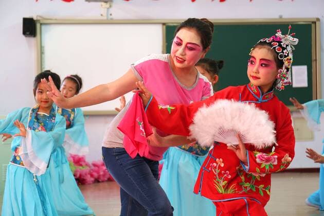 (170607) -- CHENGDE, June 7, 2017 -- Pupils exercise Pingju, a traditional local opera originated in northern China, in the guidance of a teacher at a primary school in Chengde City, north China s Hebei Province, June 7, 2017. ) (zwx) CHINA-CHENGDE-TRADITIONAL CULTURE-EDUCATION (CN) LiuxHuanyu 
