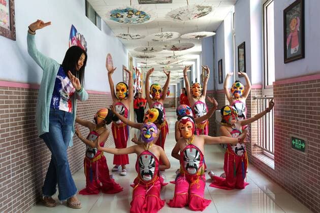 (170607) -- CHENGDE, June 7, 2017 -- Pupils learn Peking Opera in the guidance of a teacher at a primary school in Chengde City, north China s Hebei Province, June 7, 2017. ) (zwx) CHINA-CHENGDE-TRADITIONAL CULTURE-EDUCATION (CN) LiuxHuanyu 