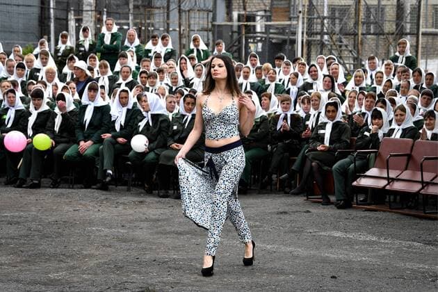 Bilder des Tages PRIMORYE TERRITORY, RUSSIA â€“ JUNE 7, 2017: A convict showcases a creation during a fashion show at female penal colony No 10 in the village of Gornoye. Prisoners of the colony sew clothes at a garment factory and every year they celebrate Day of Light Industry by presenting the clothes they made. Yuri Smityuk TASS  TS051F3F