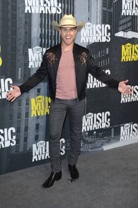 June 7, 2017 - Nashville, TN, USA - 07 June 2017 - Nashville, Tennessee - Dustin Lynch. 2017 CMT Music Awards held at Music City Center. Photo Credit: AdMedia Nashville USA - ZUMAa123 20170607_zaa_a123_021 Copyright: xTonyaxWisex